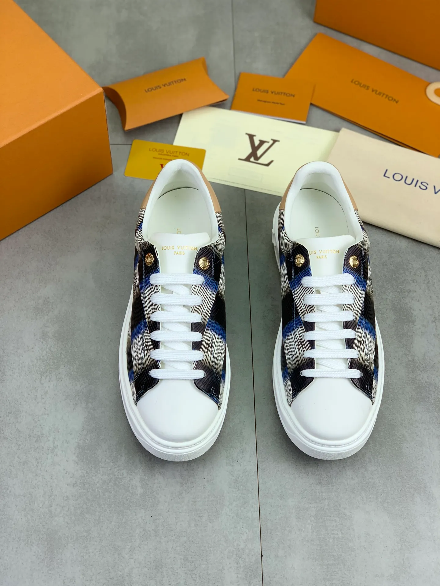 Factory price P700 💶 Top version [LOUIS VUITTON] Couple 🧑‍🤝‍🧑 Craftsman style Counter series (original order) New style 🍀LV Louis Vuitton - top version LV classic high-top trendy shoes! Made of imported original craft calfskin, original breathable lining, and original wear-resistant, lightweight, high-end TPU outsole! High quality products! 3️⃣ colors available, code numbers: female 35-39, male 39-44 (female 40, male 45 46 customized)